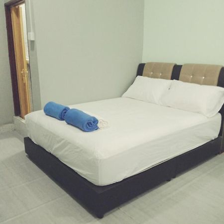 Iz Budget Kampung Kuala Besut ภายนอก รูปภาพ