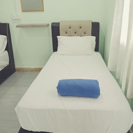 Iz Budget Kampung Kuala Besut ภายนอก รูปภาพ