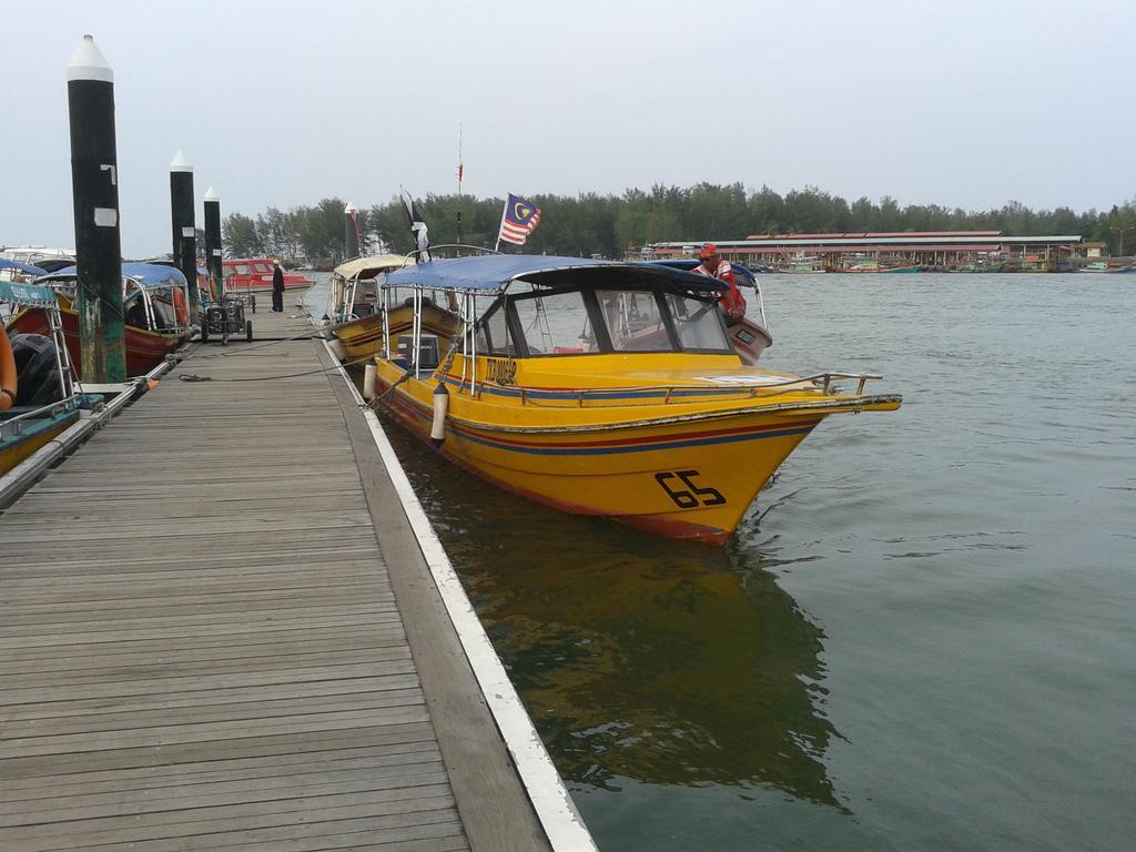 Iz Budget Kampung Kuala Besut ภายนอก รูปภาพ