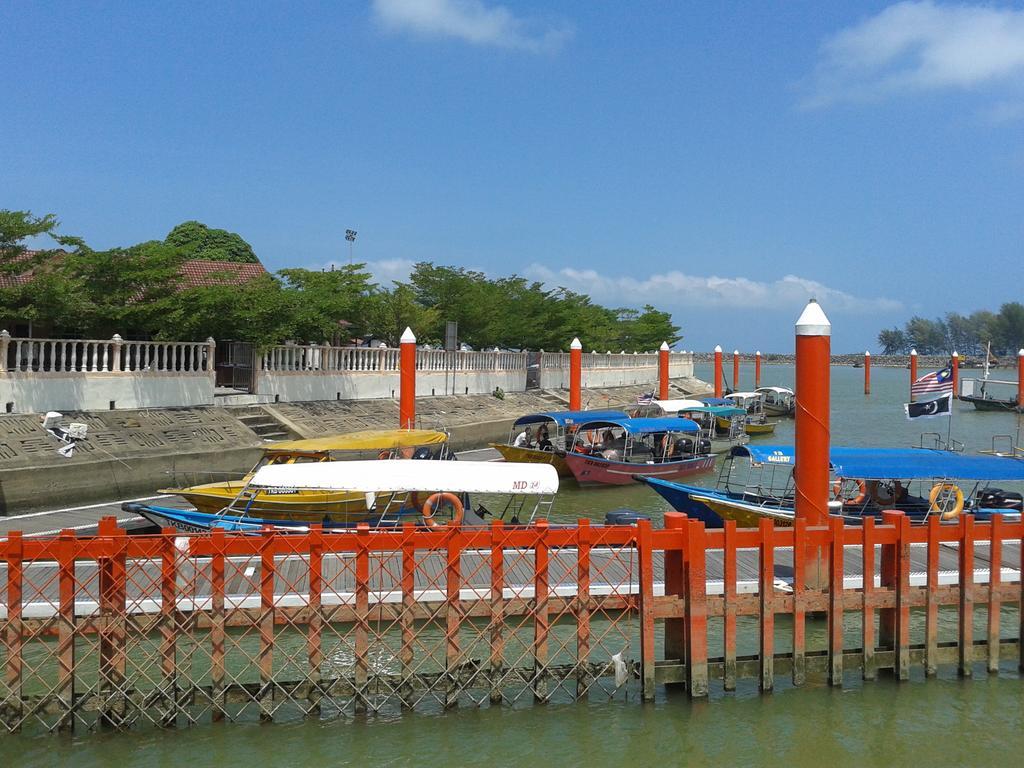 Iz Budget Kampung Kuala Besut ภายนอก รูปภาพ
